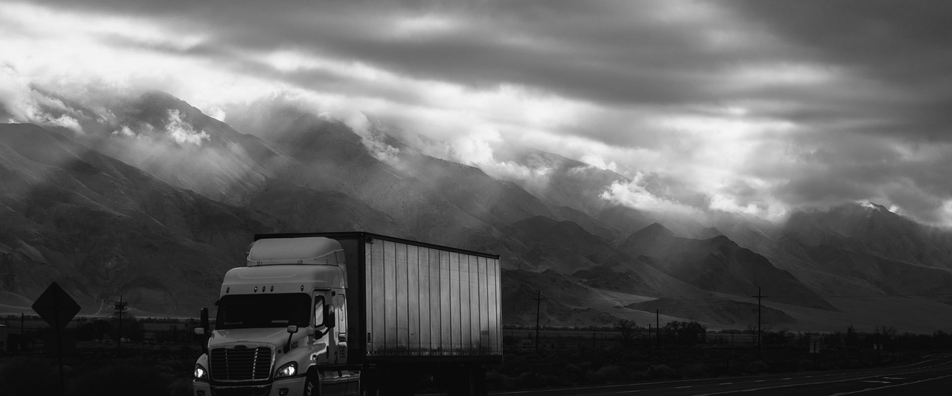 Фура на горном перевале — международный маршрут GS Logistics